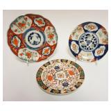 1022	IMARI PORCELAIN PLATES, GROUP OF 3 INCLUDING ROYAL CROWN DERBY, LARGEST APPROXIMATELY 9 IN