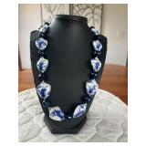 SCH402 - Beautiful Vintage Myrna Lee Change Porcelain Necklace