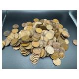 Lincoln Wheat Pennies (Qty 304) in plastic container