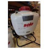 Solo Backpack Sprayer with 1-Gallon Pressure Sprayer
