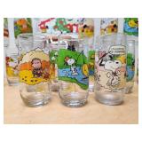 Large Lot of Vintage PEANUTS Charlie Brown Collector Glass & Other Items