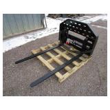 GIYI Hydraulic Adjustable Skid Steer Pallet Forks