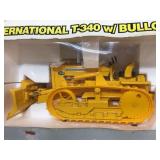 ERTL Case International T-340 Bullgrader 1/16