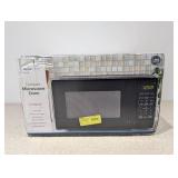 BRAND NEW MAINSTAYS MICROWAVE OVEN ( SMALL DING FROM SHIPPING )