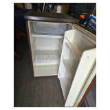 Used Avanti Mini Refrigerator Model 489 RC/RA/RW