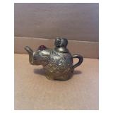 Mama & baby elephant teapot with cabochon?