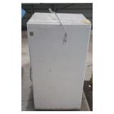 GE WHITE SMALL FRIDGE