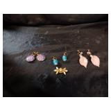 THREE VINTAGE PAIRS of EARRINGS / 1 BROOCH