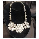 SILVERY & SHINY BLOSSOMS NECKLACE / JEWELRY