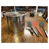 STAINLESS COOKING POT AND 4 KITCHEN COOKING