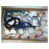 ASSORTMENT OF NECKLACES/BRACELETS/RINGS