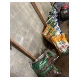 6 20 POUND BAGS OF SCOTTS SUN AND SHADE MIX, 3-