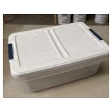 15 Qt Tub With Lid In Great Condition