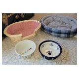 4 PC PET BEDS & STONEWARE BOWLS