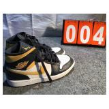 Nike air jordan 1 Mid white pollen black Size 8