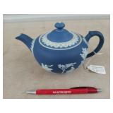 Wedgewood Jasperware teapot with lid 4.5x8x5