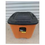 18 gallon plastic tote with lid w/ rugs