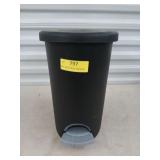 Plastic step trash can 13"