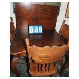 Dark Wood Dinning room Table and 4 Chairs w/Leaf