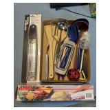 Kitchen utensils with electric cutting knife