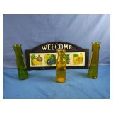 Welcome sign and 3 vases