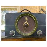 Vintage 1950ï¿½s Zenith AM/FM Bakelite Tube radio