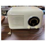 Vintage Gilfillan Bros Ivory Plaskon 56C Radio