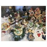 LOT: STOCKING HOLDERS, MUSICAL SNOW GLOBES, ETC.