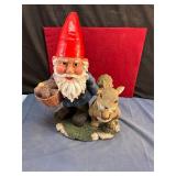 GARDEN GNOME WITH SQUIRREL