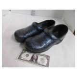 Size 40 dansko shoes