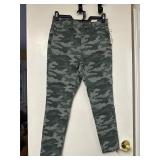 New Universal Thread womenï¿½s camo skinny jeans 8