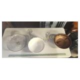 BOX OF CERAMIC BOWLS & GLASS CAKE STAND