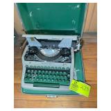 ROYAL MANUAL TYPEWRITER