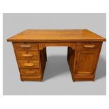 EARLY 20th CENTURY OAK EXECUTIVE DESK