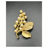 Gold tone brooch with faux pearls