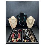 Mixed jewelry lot. Necklaces, brooches,