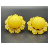 Vintage flower earrings. Yellow.