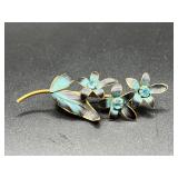 Vintage three flowers brooch.