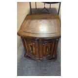 Wood end table 25.5 d 21w 20t