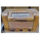 ANTIQUE RCA VICTOR TUBE RADIO- PLUGGED IN AND SOUNDS TO POWER ON - COULD NOT TUNE