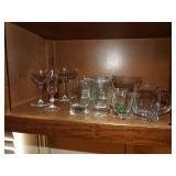 MIXED LOT OF CLEAR GLASS, DRINKING GLASSES, CHAMPAGNE, BEER, MUG, AND MORE