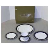 Noritake “Crestwood Cobalt Platinum” 5 Piece Pl. setting, comes with and still knew in original box, see pictures for details.