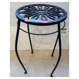 DEN… Decorative metal plant stand, see pictures for details.