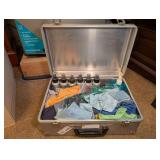 METAL CASE FILLED WITH OPTICAL CLEANING CLOTHS AND SPRAY