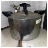 Vintage pressure cooker / untested looks great