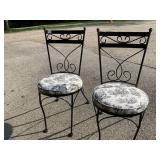 WROUGHT IRON CHAIR W/ BLACK AND WHITE CUSHIONS