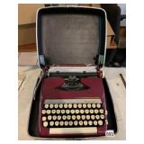 SMITH CORONA MANUAL TYPEWRITER IN CASE