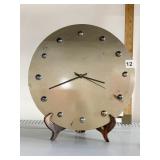 GOLD TONE STEEL MODERN BATTERY OP CLOCK IN STAND,