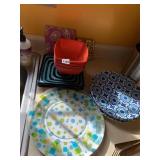 HOME SALAD BOWLS, 2 FIRED UP CONFETTI PLATES,