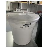 10 GALLON BRUTE STORAGE CONTAINER W/ LID